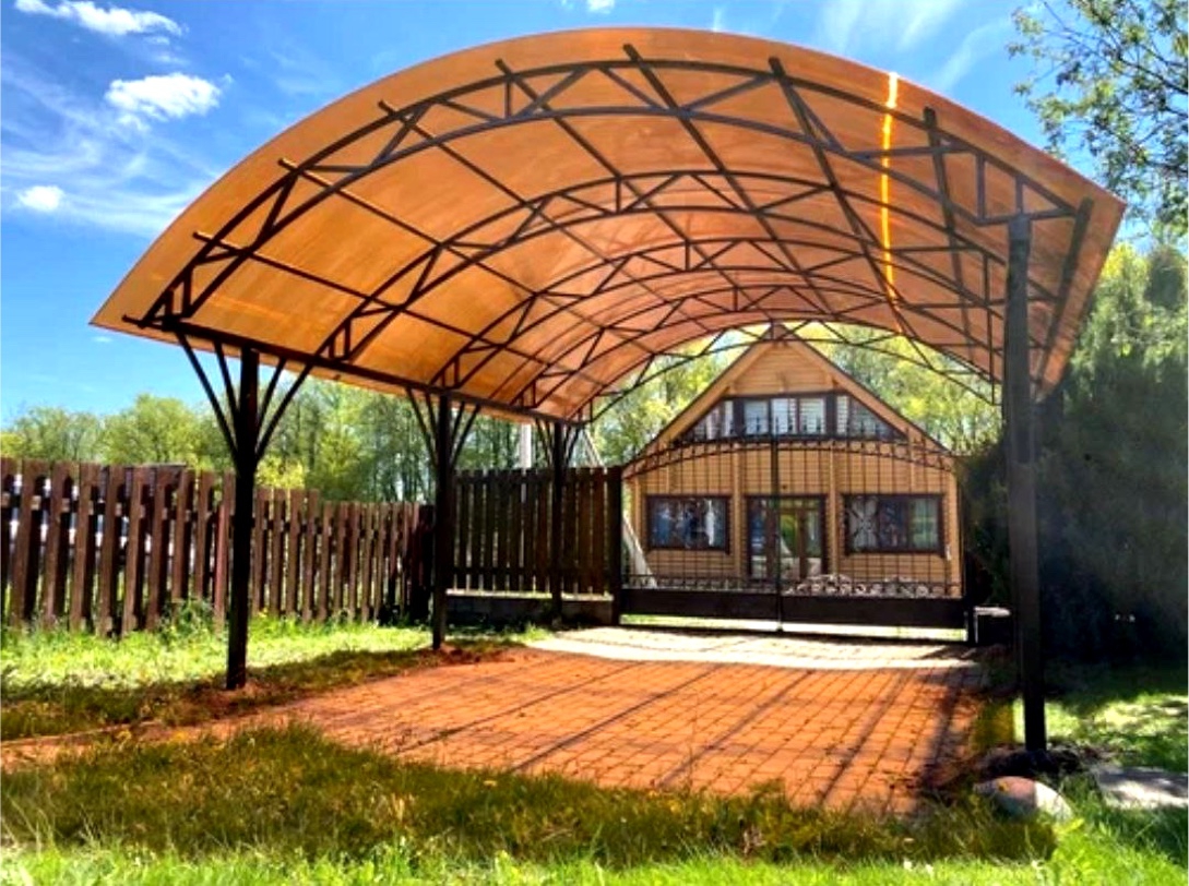 Арочный автонавес с коричневым поликарбонатом Арочный автонавес с коричневым поликарбонатом