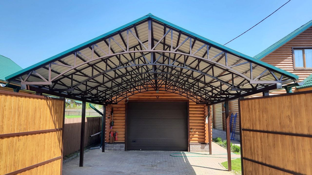 Навес для автомобиля двускатный перед гаражом Полузакрытый навес с крышей из поликарбоната