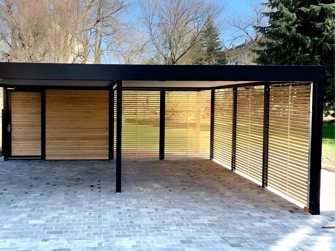 Полузакрытый навес с крышей из поликарбоната Полузакрытый навес с крышей из поликарбоната