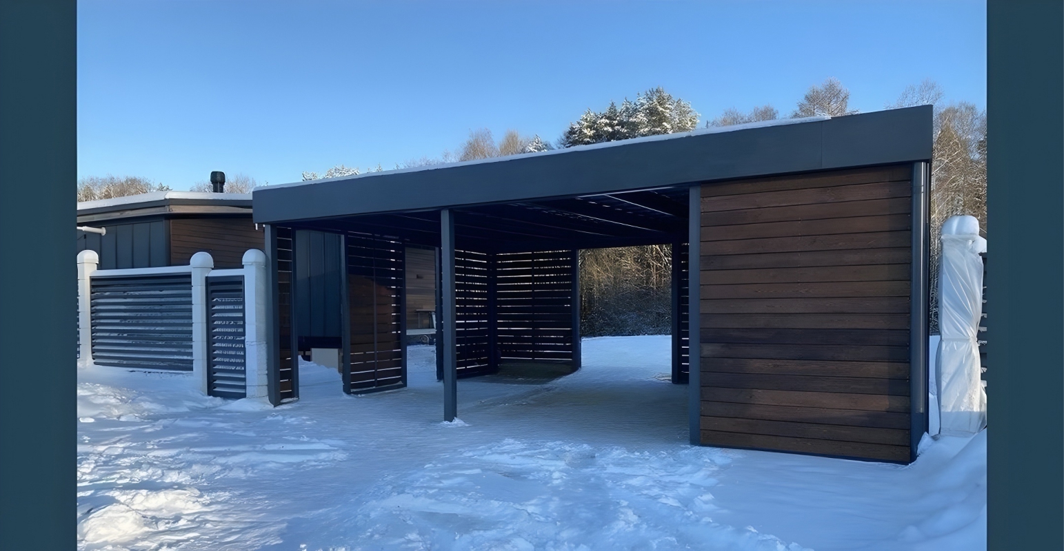 Односкатный автонавес из поликарбоната в стиле хай-тек для автомобиля с закрытыми боковинами Арочный автонавес с коричневым поликарбонатом